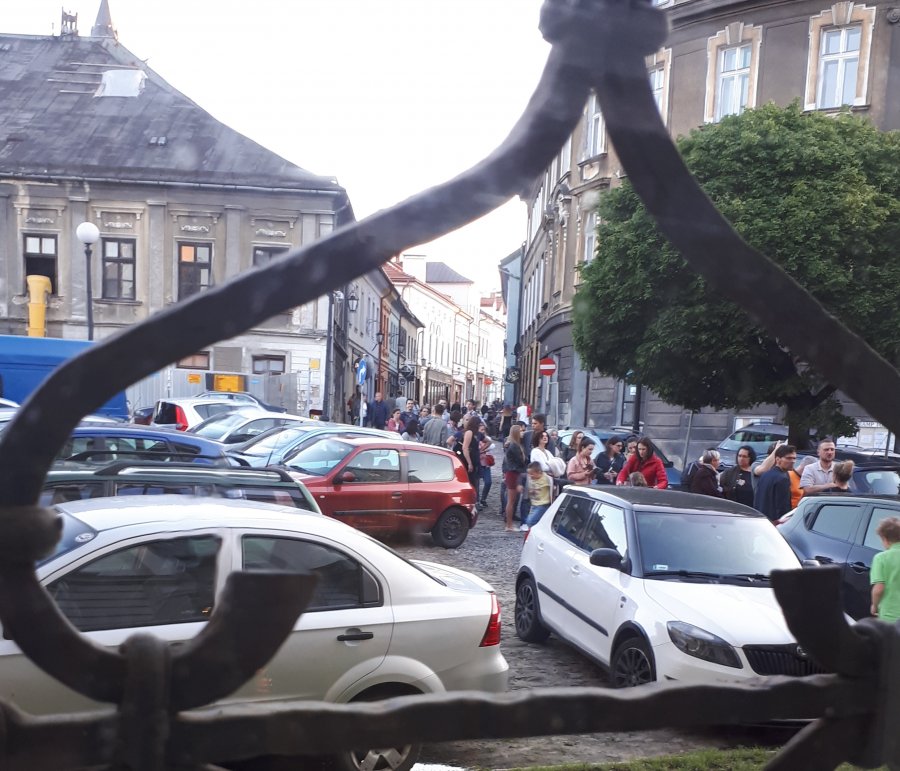 Zwiedzanie do północy. Tłumy na zamku Sułkowskich - foto