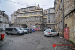 Zaniedbany plac czeka na nowe życie. Gmina przejmie teren od ATH?