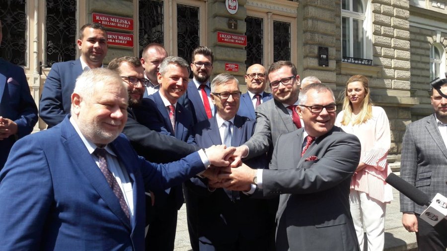 Prezentacja kandydata PiS na prezydenta. Drabek przed ratuszem - foto