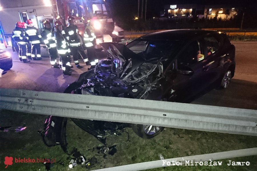 Wyprzedzał "na trzeciego"! Dwa auta na barierze - foto