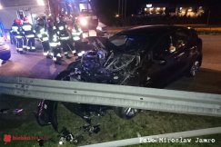 Wyprzedzał "na trzeciego"! Dwa auta na barierze - foto