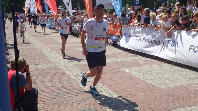 Były przypadki omdleń. Wielki bieg w upalnym słońcu  - foto