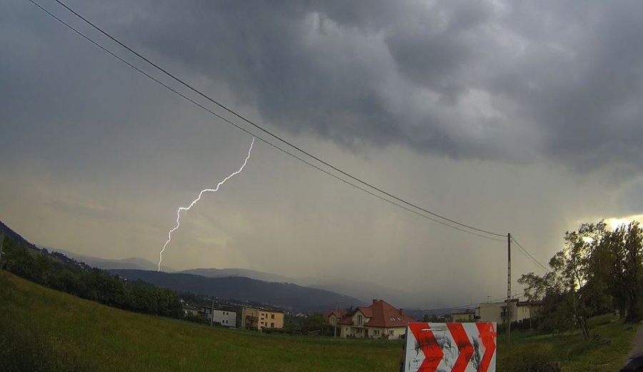 Burze z gradem, do tego silny wiatr. Sprawdź pogodę na weekend!
