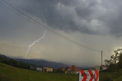 Burze z gradem, do tego silny wiatr. Sprawdź pogodę na weekend!