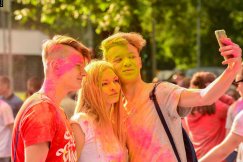 Na Błoniach wszyscy obrzucają się proszkami. Jest zabawa!