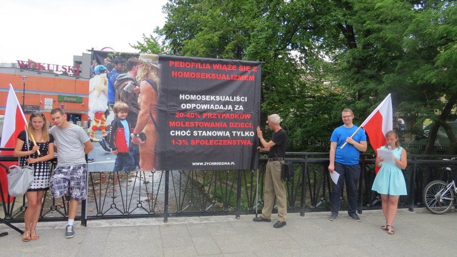 Pikieta w dzień wizyty Roberta Biedronia w Bielsku-Białej - foto