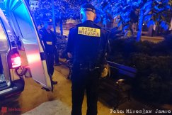 Różne oblicza alkoholizmu. Obnażony mężczyzna na Pigalu - foto