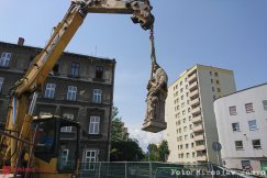 Demontaż figury świętego. Trudna operacja na skrzyżowaniu - foto