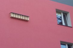 Domki dla ptaków na elewacji bloku na osiedlu Karpackim - foto