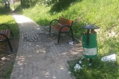 Demolka na os. Beskidzkim. Wyrwane ławki i kostki brukowe - foto