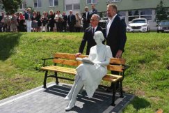 Nowy pomnik w Bielsku-Białej. Ławeczka, a na niej... - foto