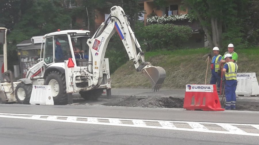Utrudnienia na Piastowskiej. Beton dojrzewa na przystankach - foto