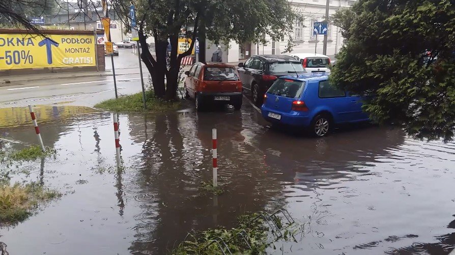 Tylko dla amfibii? Miejski parking po kostki w wodzie - foto