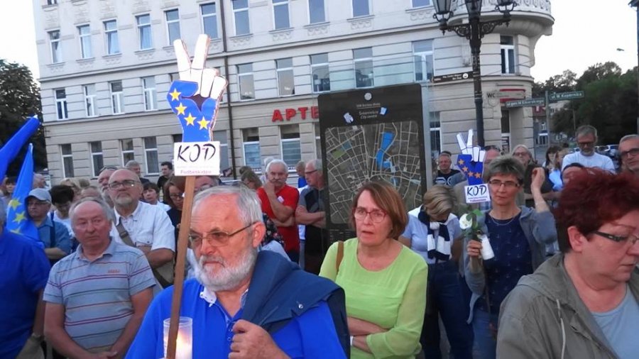 Demonstracja przed bielskim sądem. "Wolne sądy" - foto