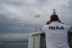 Wojskowe skoki ze spadochronem. Batalion skakał do jeziora - film