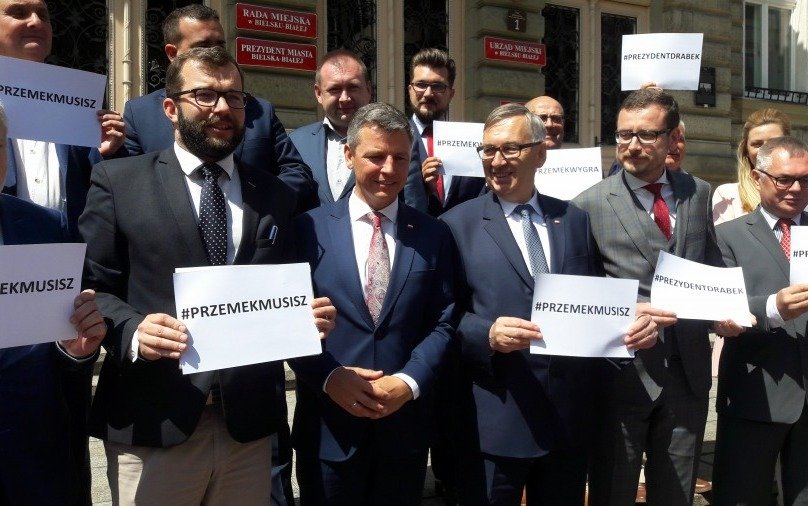 Dyrektor zarabia za mało? PiS wycofuje się z deklaracji wyborczej