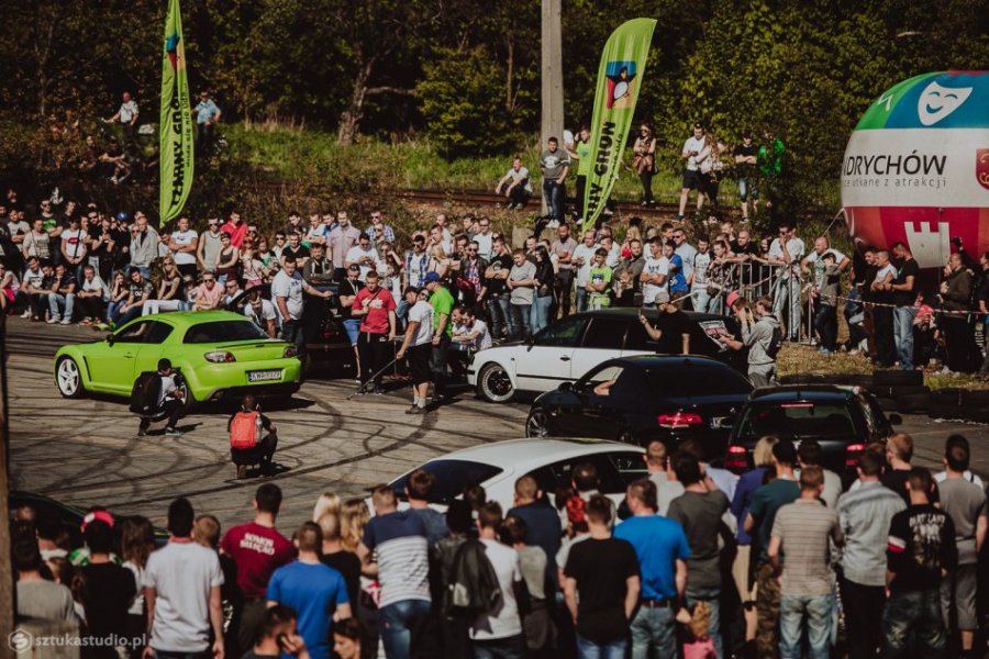 Moto Show pod Dębowcem. Drift, wyścig wraków i myjnia bikini