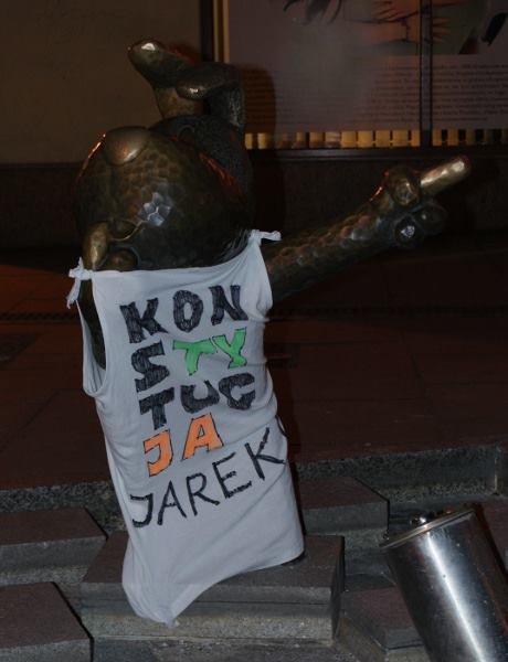 Reksio ubrany w koszulkę. Przebrali go członkowie KOD - foto