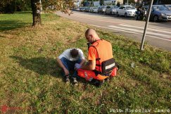 W upale leżał na trawniku. Interweniowali ratownicy - foto