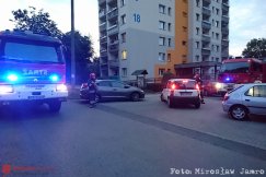 Zadymienie na piątym piętrze wieżowca. Lokator zwlekał z otwarciem drzwi - foto
