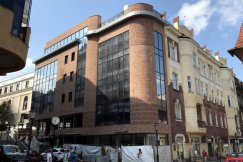 Nowy budynek w centrum Bielska-Białej. Szpeci czy zdobi? - foto