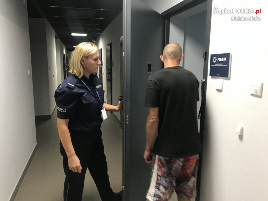 Brutalny napad w sobotnią noc. Zabrali mu odzież, a nawet buty