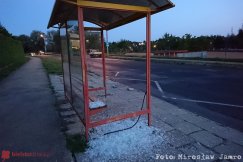 Nocą zdewastowali przystanek. Policja szuka świadków - foto