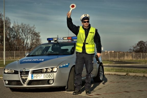 Kompletnie pijany wiózł 7-letnią córkę. Uderzył w zaparkowane auto