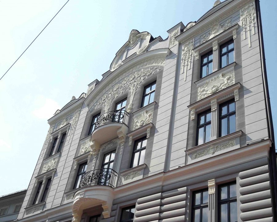 Koronkowa robota w kamienicy. Przechodnie nie kryją zachwytu
