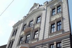 Koronkowa robota w kamienicy. Przechodnie nie kryją zachwytu