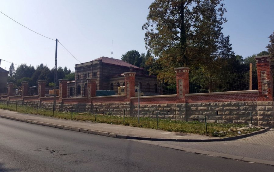 Zmiany przy Cieszyńskiej. Zabytkowe ogrodzenie cmentarza odzyskuje blask - foto