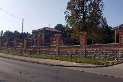 Zmiany przy Cieszyńskiej. Zabytkowe ogrodzenie cmentarza odzyskuje blask - foto