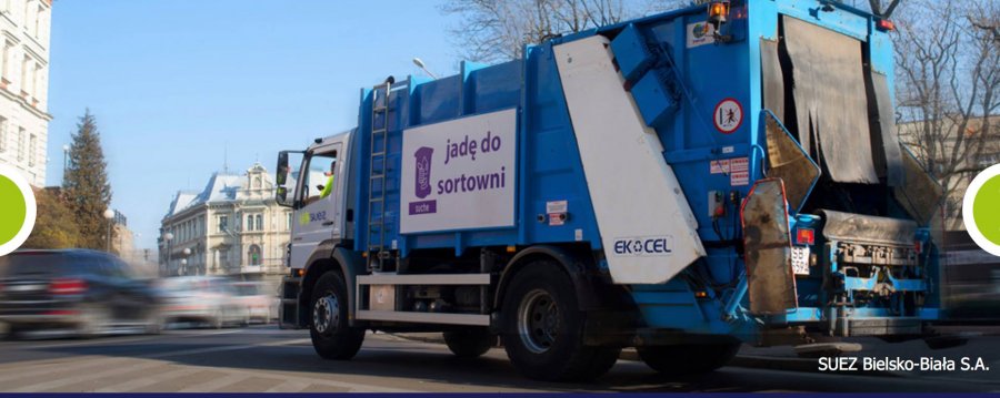 Awantura przed ratuszem. Poszło o dwa worki ze śmieciami