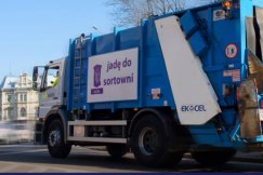 Awantura przed ratuszem. Poszło o dwa worki ze śmieciami