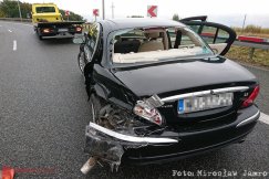 Rozbity jaguar na "zakręcie idiotów". Dwa uderzenia w barierę - foto
