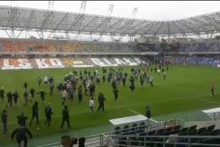 Zadyma na Stadionie Miejskim. Eksplozja na płycie boiska - wideo