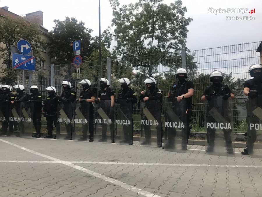 Policja zatrzymała dwóch pseudokibiców. Nowy film z zadymy na stadionie