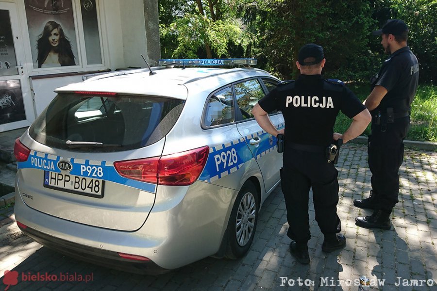 Zwłoki w korycie Białej. Trwa próba wydobycia ciała
