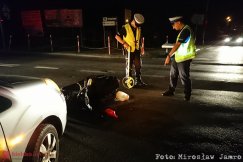 Zderzenie osobówki ze skuterem. Sprawca nie ustąpił pierwszeństwa - foto