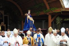 Pamiętny dzień w Hałcnowie. Tłumy wiernych przed bazyliką - foto