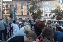 Moda na koszulki z napisem KONSTYTUCJA? Kolejka na Rynku - foto