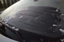 Zaskoczenie o poranku. W Hałcnowie trzeba było drapać szyby - foto