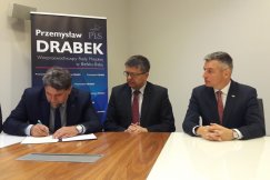 Drabek podpisał umowę ze starostami sąsiednich powiatów
