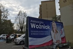 Zastawiają miejsca parkingowe. "W trosce o nasze miasto" - foto
