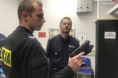 Uczą się, jak posługiwać się paralizatorem elektrycznym