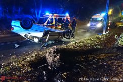 Zagapiła się na nawigację. Dachowanie BMW na Michałowicza - foto