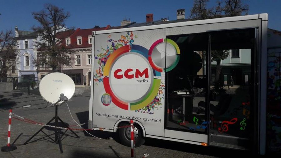 Wóz transmisyjny stoi na Rynku. Radio zbiera opinie wyborców