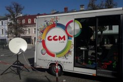 Wóz transmisyjny stoi na Rynku. Radio zbiera opinie wyborców
