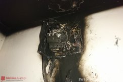 Pożar skrzynki z bezpiecznikami w bloku - foto