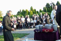 Wspólny pochówek dzieci zmarłych przed urodzeniem - foto